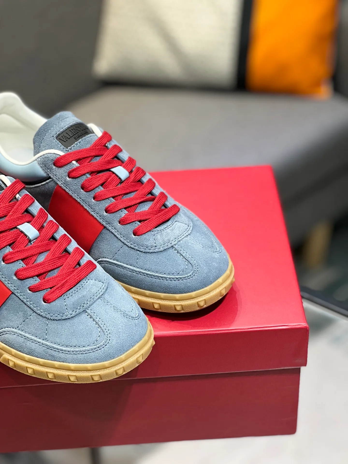 Men's shoes 💰620 👉🌹🌹VALENTINO counter synchronized new low-top casual sports shoes 👍Professional and high-end, perfect replica, first-class quality! 👍All made of original 1:1 materials, exclusive mold opening! 👍High mercerized cowhide fabric 👍TPU outsole, comfortable and wear-resistant, brand injection insole, 👍Full set of high-end counter packaging 👍All details are customized with 1:1 mold, striving for perfection! 👍Couple style female 35-41, male 38-46 (female 41, male 45 46 customized)